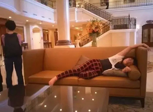 中国游客惹不起！不仅大闹瑞典旅店，在美国横卧旅馆大厅睡觉（组图） - 2