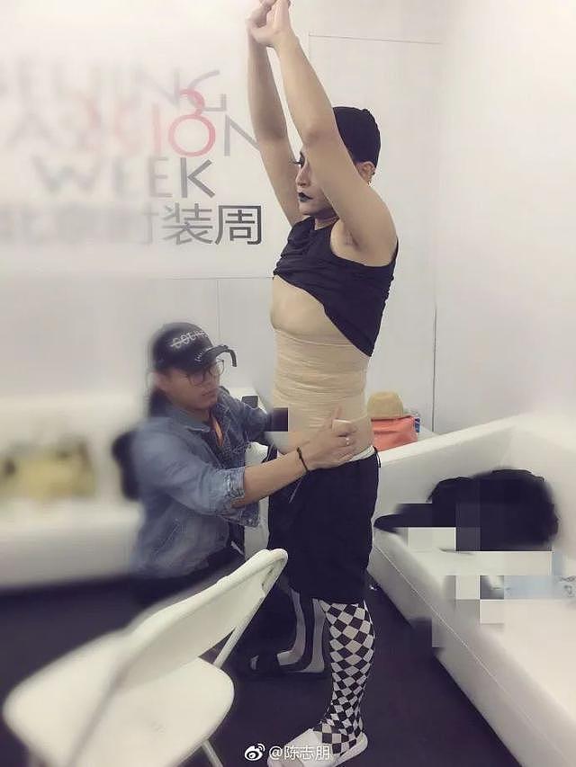 陈志朋男扮女装又辣眼睛！他的手机壳却圈粉无数，异装癖犯法吗？（组图） - 1