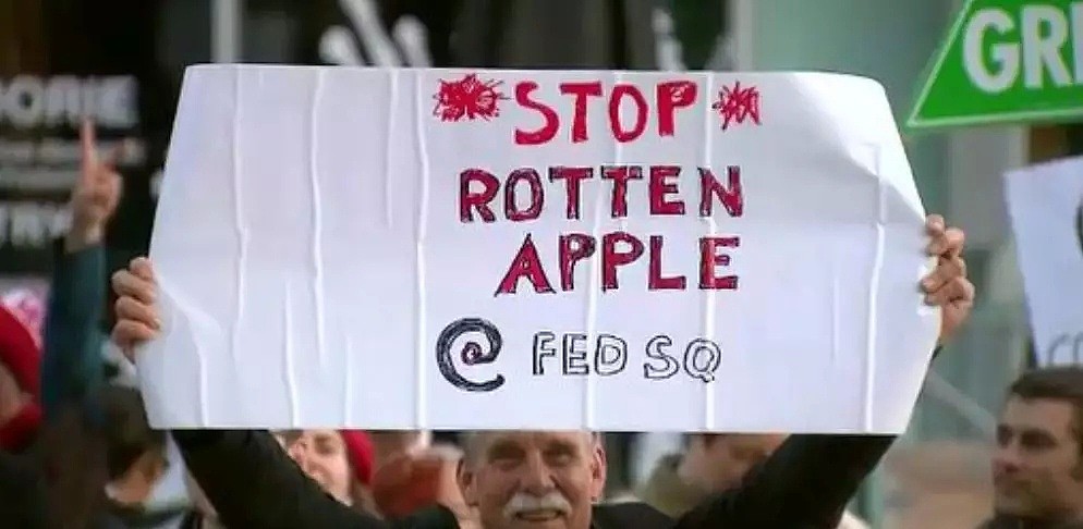 上百人在联邦广场上发起抗议！反对在联邦广场建立苹果旗舰店！（组图） - 2