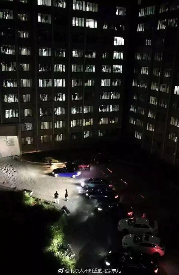 深夜，有学生报警“多车停女生宿舍楼下，车顶放矿泉水”