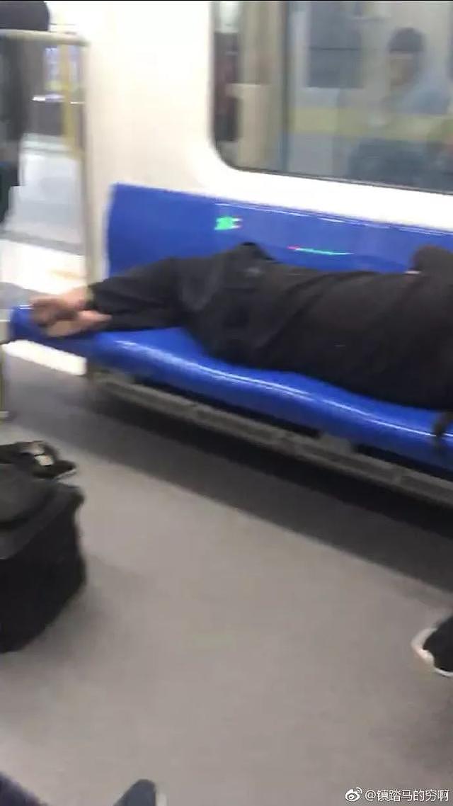 地铁9号线男子赤脚横躺座椅 乘客“默默”把鞋踢出车厢……