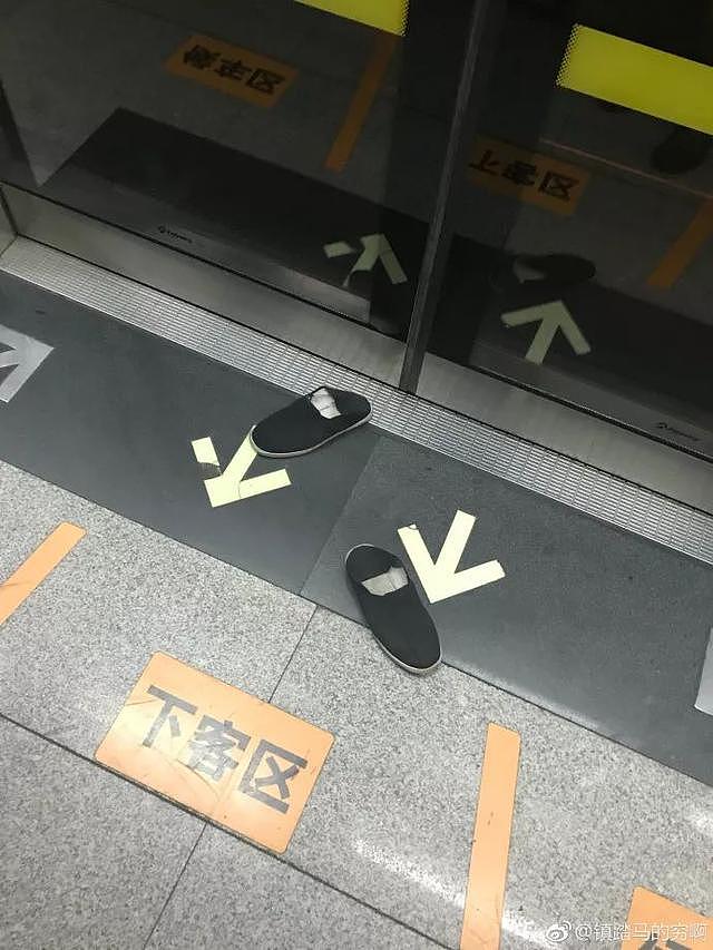 地铁9号线男子赤脚横躺座椅 乘客“默默”把鞋踢出车厢……