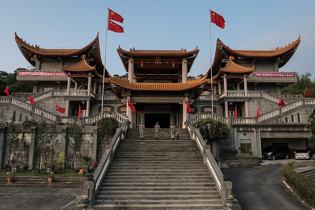 佛寺变身朝圣地：当台湾古庙升起五星红旗（组图） - 1