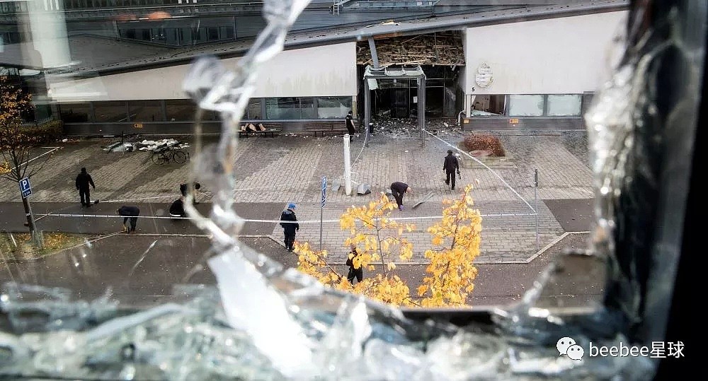 瑞典街头手榴弹成灾，移民团伙扔手雷，每月不炸几次的地方不配叫CBD（组图） - 9