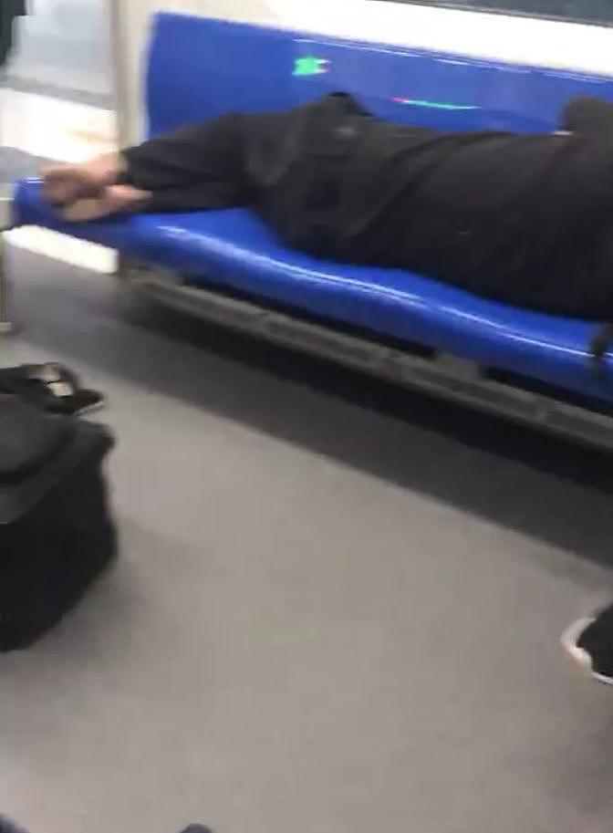 地铁男子赤脚横躺座椅，乘客“默默”把鞋踢出车厢…（组图） - 2