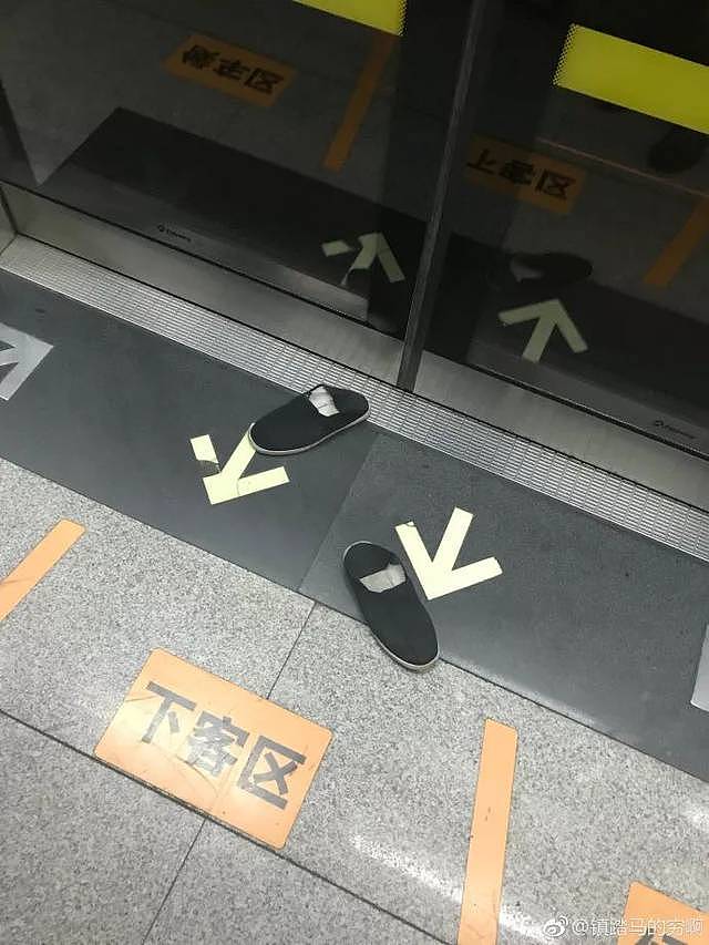 地铁男子赤脚横躺座椅，乘客“默默”把鞋踢出车厢…（组图） - 6
