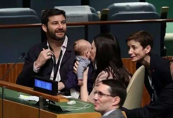 史上首次！新西兰女总理带娃到联合国开会，换尿布吓傻日方代表（组图） - 1
