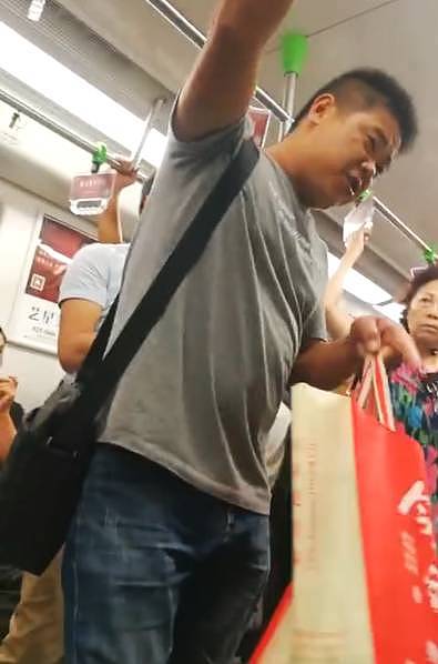 南京地铁男子给老人让座后，猛踹未让座男孩（组图） - 1