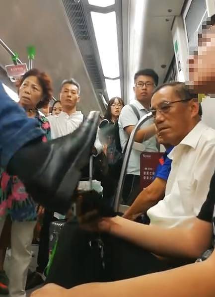 南京地铁男子给老人让座后，猛踹未让座男孩（组图） - 2