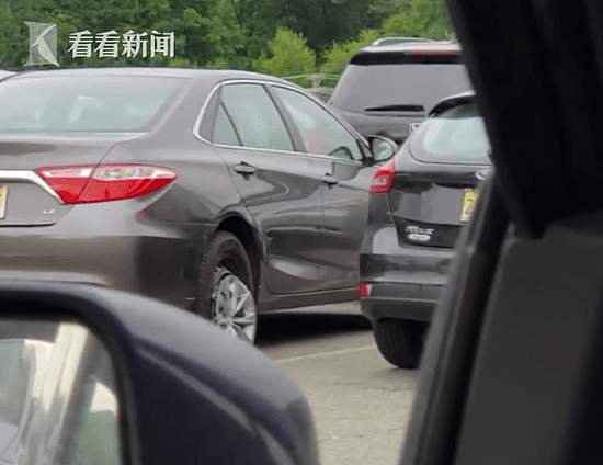 奇葩：美国女司机倒车刮掉邻车轮圈盖 然后...（组图/视频） - 3