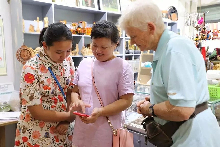 73岁英国老奶奶身患癌症，却在成都开了一间杂货铺，为700个家庭带去希望与尊严（组图） - 23