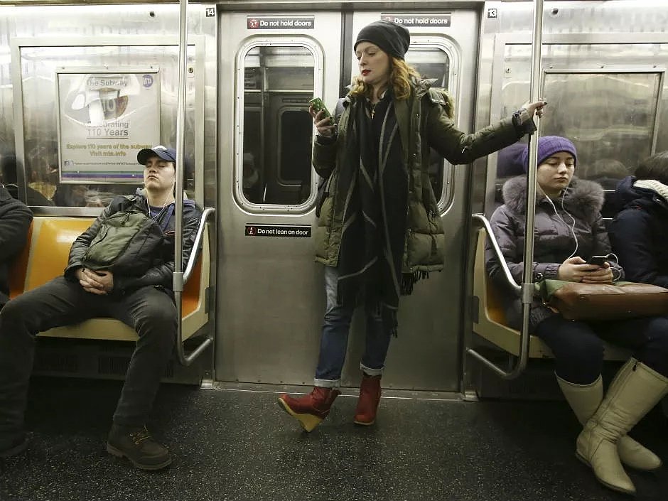 对于在地铁上岔开腿坐的男人，妹纸一言不发先泼水，战斗民族就是凶悍啊（组图） - 4