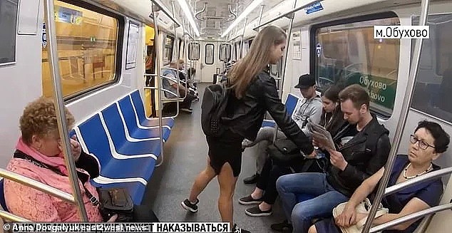 对于在地铁上岔开腿坐的男人，妹纸一言不发先泼水，战斗民族就是凶悍啊（组图） - 14