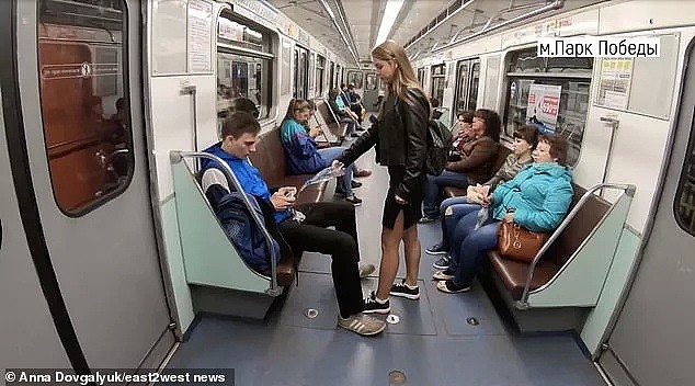 对于在地铁上岔开腿坐的男人，妹纸一言不发先泼水，战斗民族就是凶悍啊（组图） - 15
