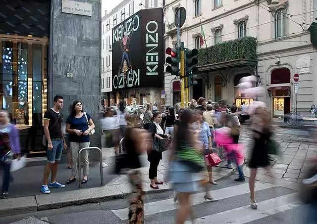 中国女孩在米兰奢侈品街被抢7000欧！意大利网民的反应令人震惊！