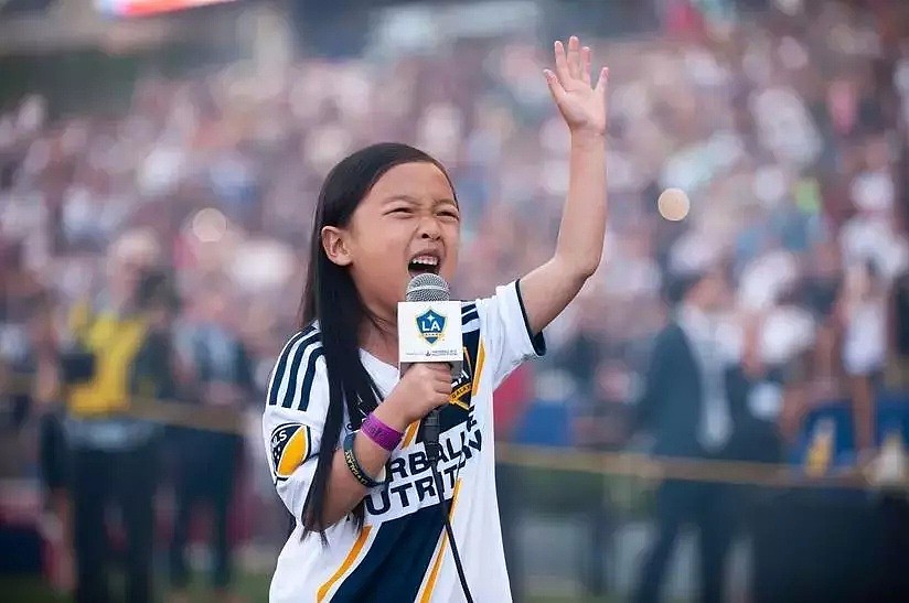 铁肺！7岁亚裔女孩一曲美国国歌燃爆全场，她是谁？（组图） - 1