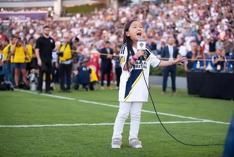 铁肺！7岁亚裔女孩一曲美国国歌燃爆全场，她是谁？（组图） - 3