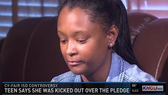 美国黑人女高中生宣誓效忠时拒绝起立 被学校开除