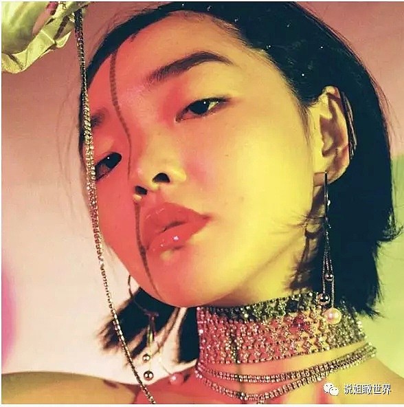 18岁的她，脸上全是亚洲人最嫌弃的缺陷，却成为LV、Gucci争夺的宠儿（组图） - 13