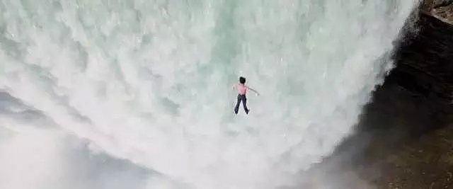 瑞典事件小case！中国游客竟在尼亚加拉大瀑布如此拍照！10岁男孩直接掉入深渊（组图） - 8