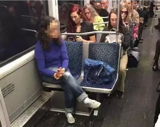 外国妹子在地铁朝男乘客胯部猛泼漂白水的视频火了，这背后其实....（组图） - 17