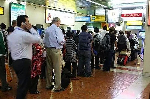 疑因拒给小费，中国男游客在泰国机场被保安狂扇耳光！最后被拒入境遣返回国（视频/组图） - 26