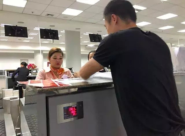 疑因拒给小费，中国男游客在泰国机场被保安狂扇耳光！最后被拒入境遣返回国（视频/组图） - 37