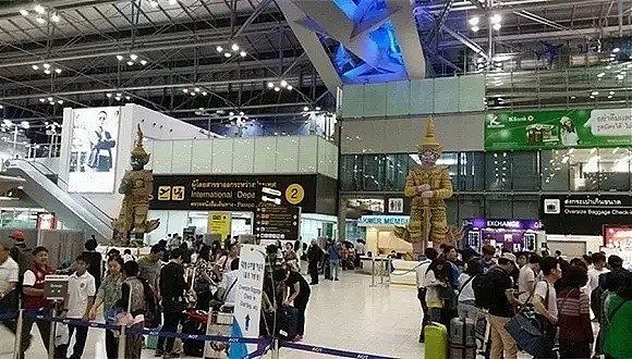 疑因拒给小费，中国男游客在泰国机场被保安狂扇耳光！最后被拒入境遣返回国（视频/组图） - 39