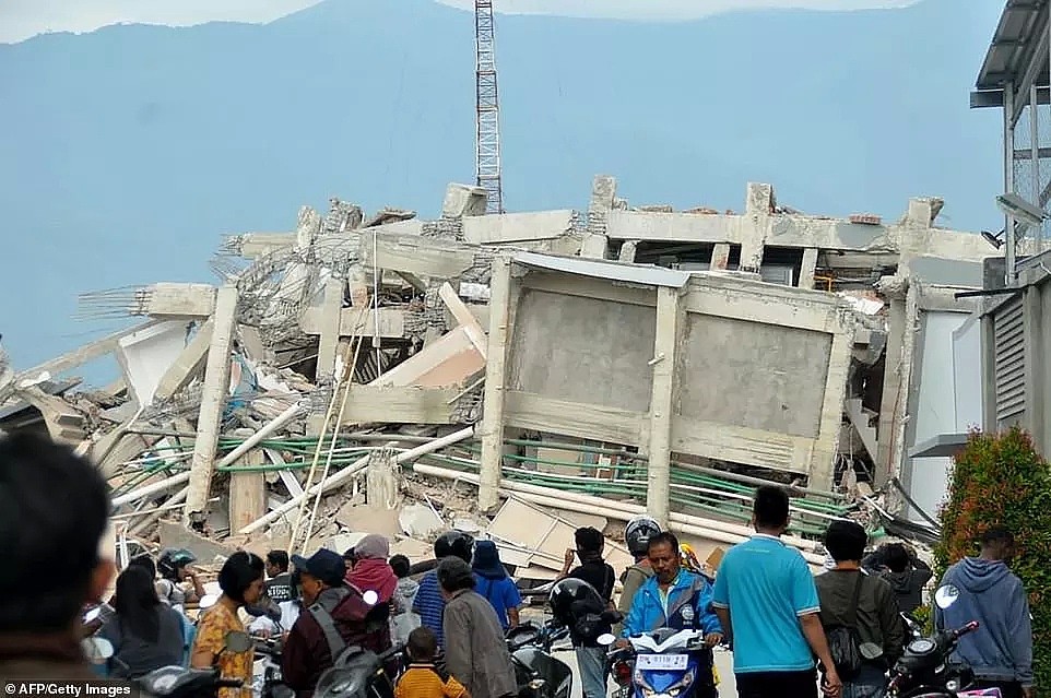 印尼突发海啸！3米高巨浪吞噬小镇，人们惊慌逃命，他却坚守工作岗位，用生命换来数百人的平安（组图） - 10