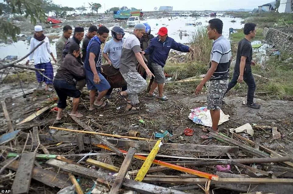 印尼突发海啸！3米高巨浪吞噬小镇，人们惊慌逃命，他却坚守工作岗位，用生命换来数百人的平安（组图） - 21
