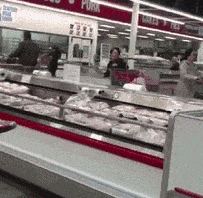 吵翻了！华人女子在Costco拿包装袋和厨房纸，遭人拍下视频！（视频/组图） - 1