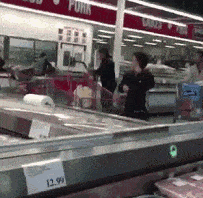 吵翻了！华人女子在Costco拿包装袋和厨房纸，遭人拍下视频！（视频/组图） - 4