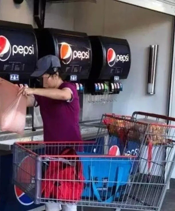 吵翻了！华人女子在Costco拿包装袋和厨房纸，遭人拍下视频！（视频/组图） - 12
