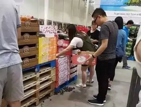 吵翻了！华人女子在Costco拿包装袋和厨房纸，遭人拍下视频！（视频/组图） - 15