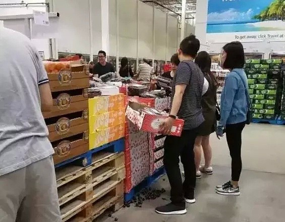 吵翻了！华人女子在Costco拿包装袋和厨房纸，遭人拍下视频！（视频/组图） - 16