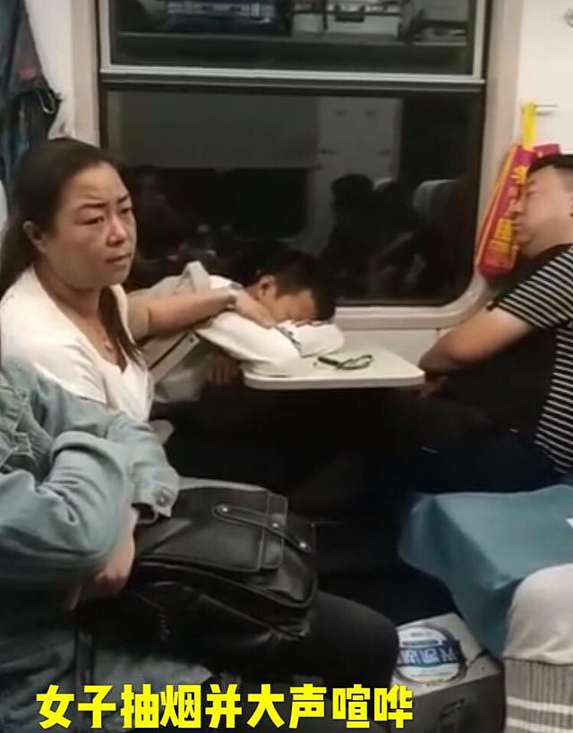 “滚！我抽烟咋地啦”女子列车上抽烟，女大学生阻止反遭谩骂撕扯（视频/组图） - 1