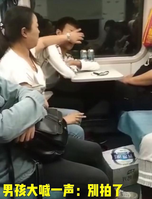“滚！我抽烟咋地啦”女子列车上抽烟，女大学生阻止反遭谩骂撕扯（视频/组图） - 3