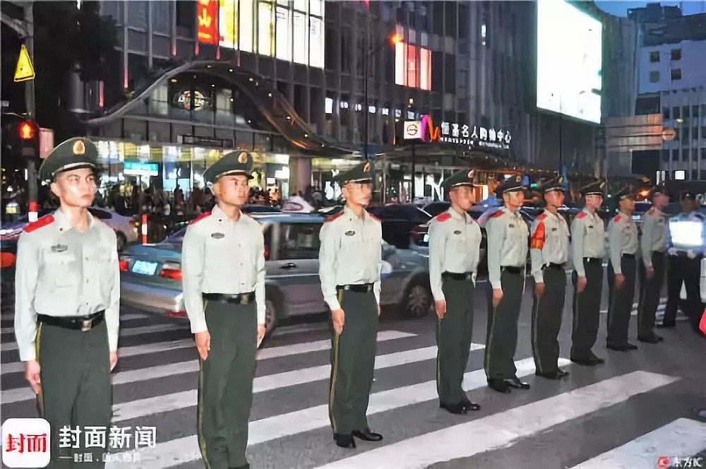 请欣赏国庆大片《上海南京路的武警》，每一帧都帅爆了！（组图） - 11