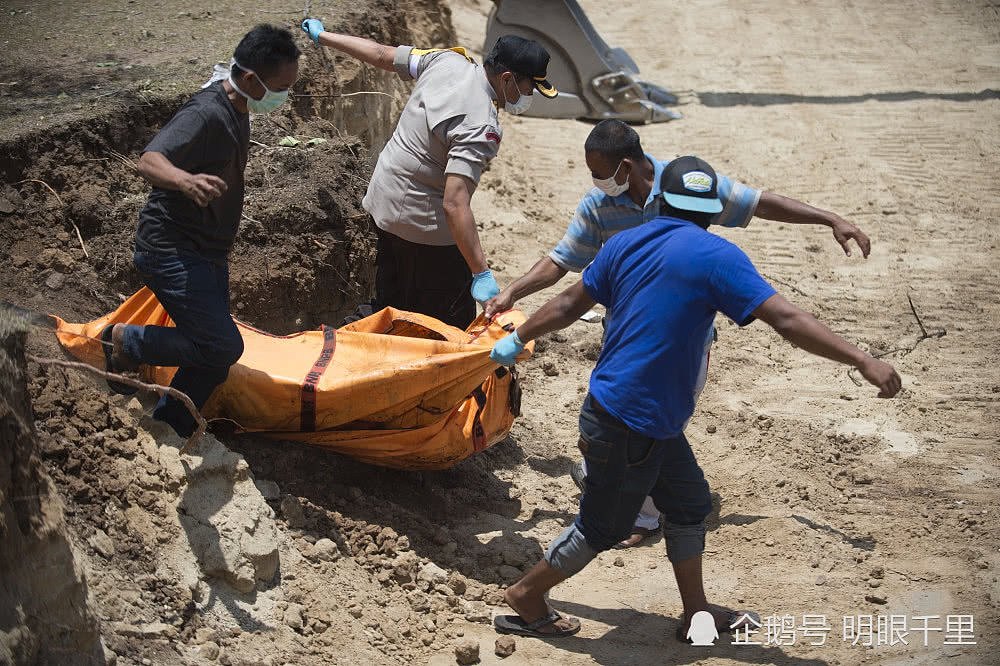 慎入：强震海啸后印尼集体填埋千余尸体 简单粗暴（组图） - 2