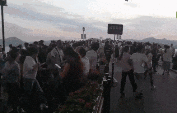 网红景点堵上热搜！稻城从白天塞到黑夜，厕所几百人排队…视频太可怕了（视频/组图） - 2