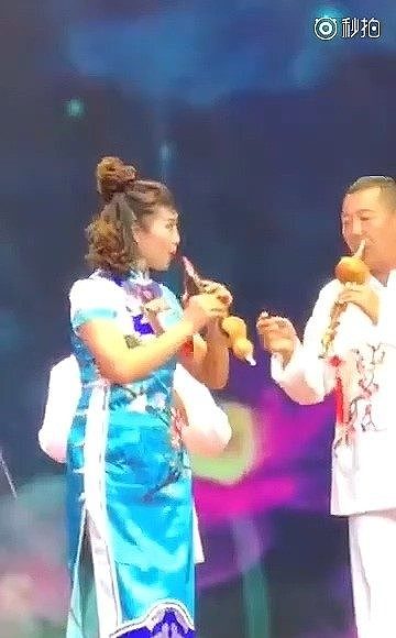 女演员吹葫芦丝拿倒了！被批丢人现眼！组织表态：停止她演出！（组图） - 4