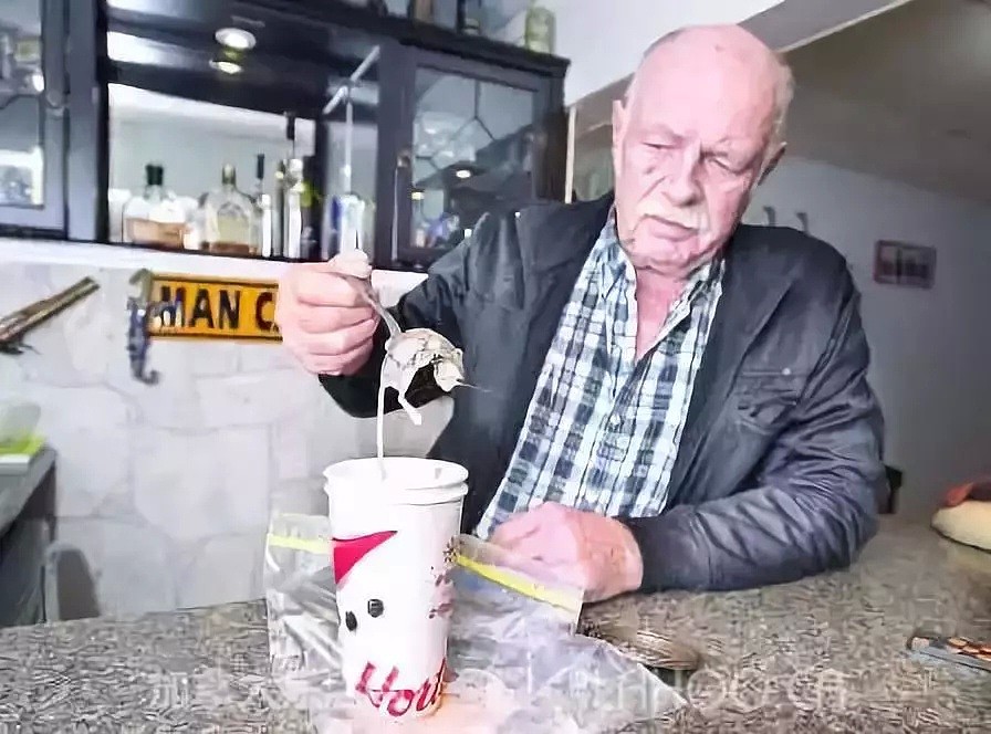 不忍直视！加拿大男子在咖啡厅内做出毫无节操的动作（视频/组图） - 15