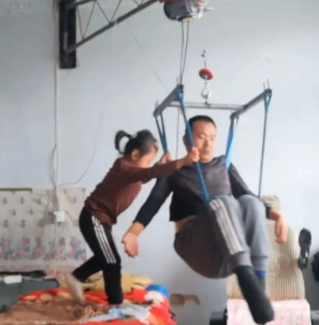 6岁中国女孩牺牲童年独自照顾瘫痪父亲，震惊外国网友却这么看！（图/视频） - 4