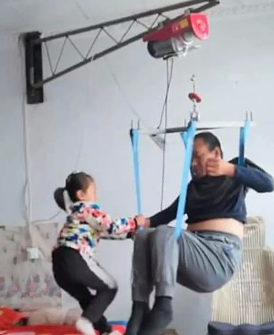 6岁中国女孩牺牲童年独自照顾瘫痪父亲，震惊外国网友却这么看！（图/视频） - 5