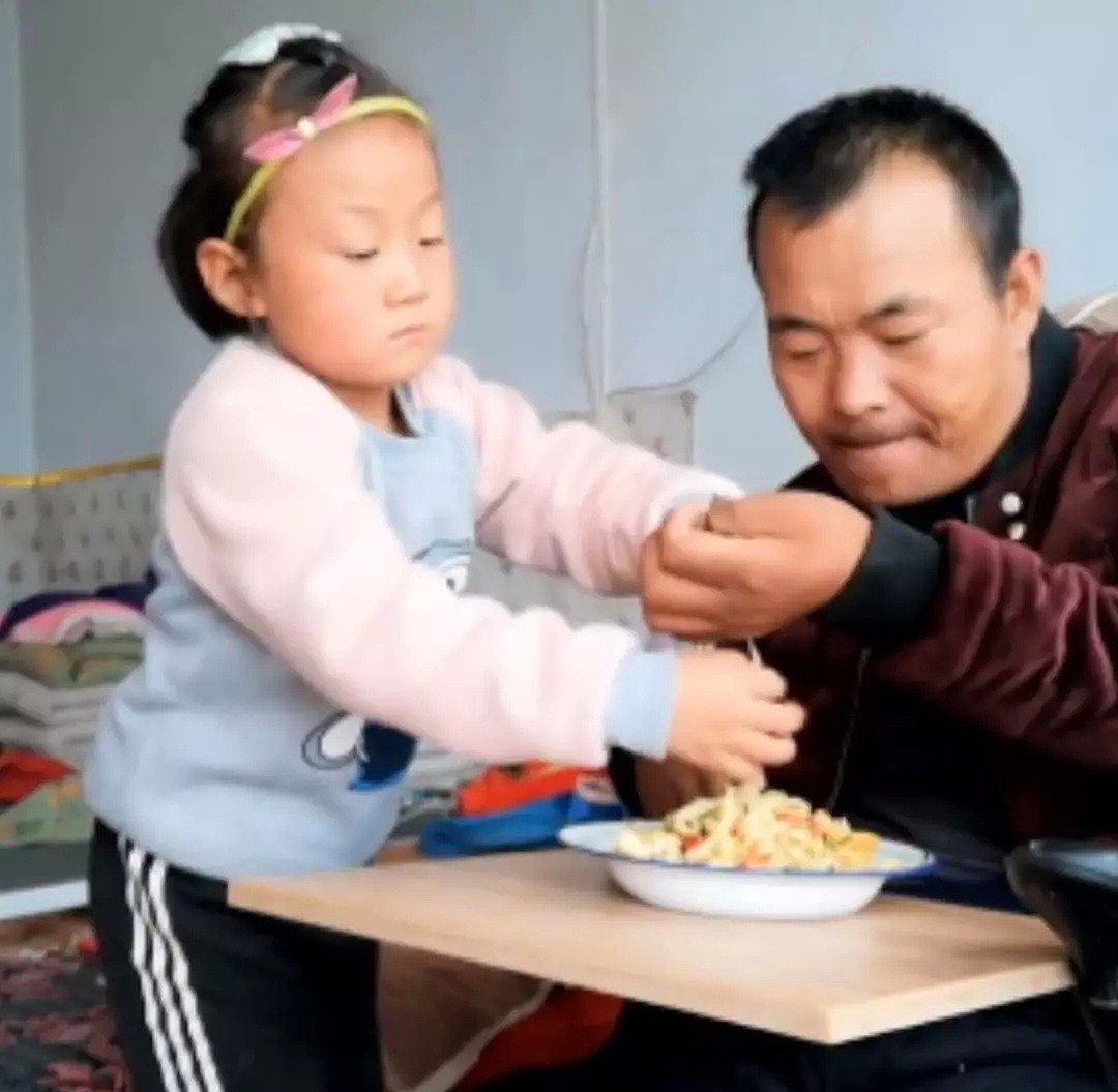 6岁中国女孩牺牲童年独自照顾瘫痪父亲，震惊外国网友却这么看！（图/视频） - 6