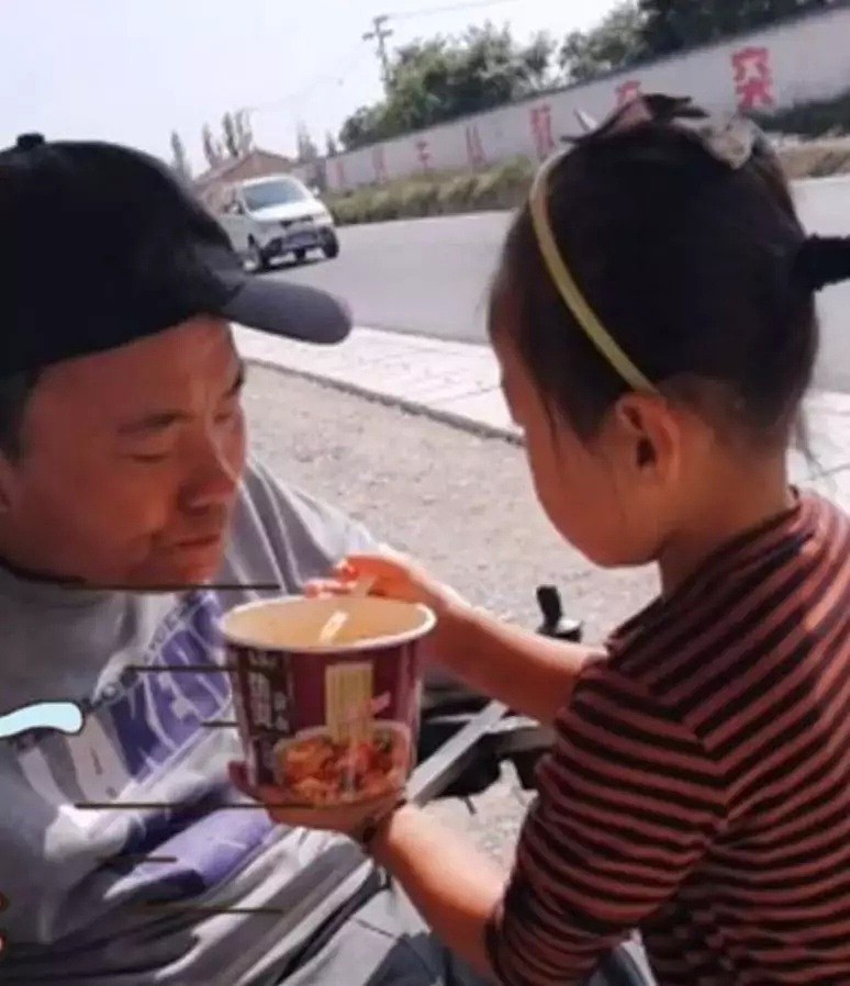 6岁中国女孩牺牲童年独自照顾瘫痪父亲，震惊外国网友却这么看！（图/视频） - 7