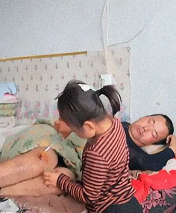 6岁中国女孩牺牲童年独自照顾瘫痪父亲，震惊外国网友却这么看！（图/视频） - 8