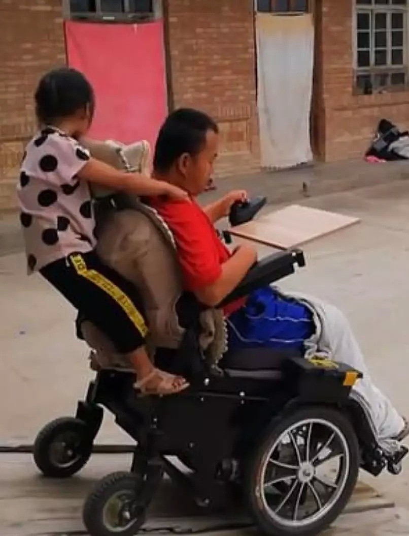 6岁中国女孩牺牲童年独自照顾瘫痪父亲，震惊外国网友却这么看！（图/视频） - 9