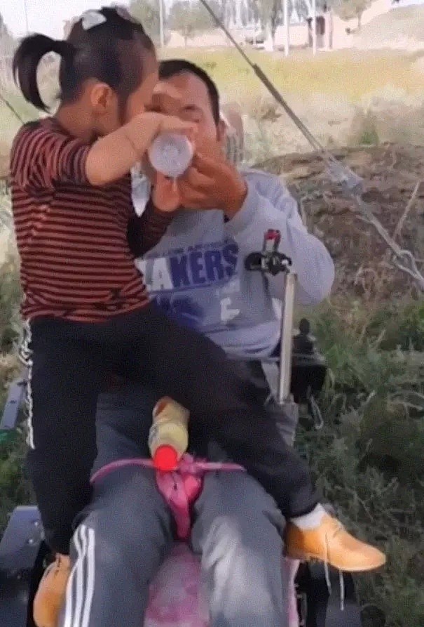 6岁中国女孩牺牲童年独自照顾瘫痪父亲，震惊外国网友却这么看！（图/视频） - 21
