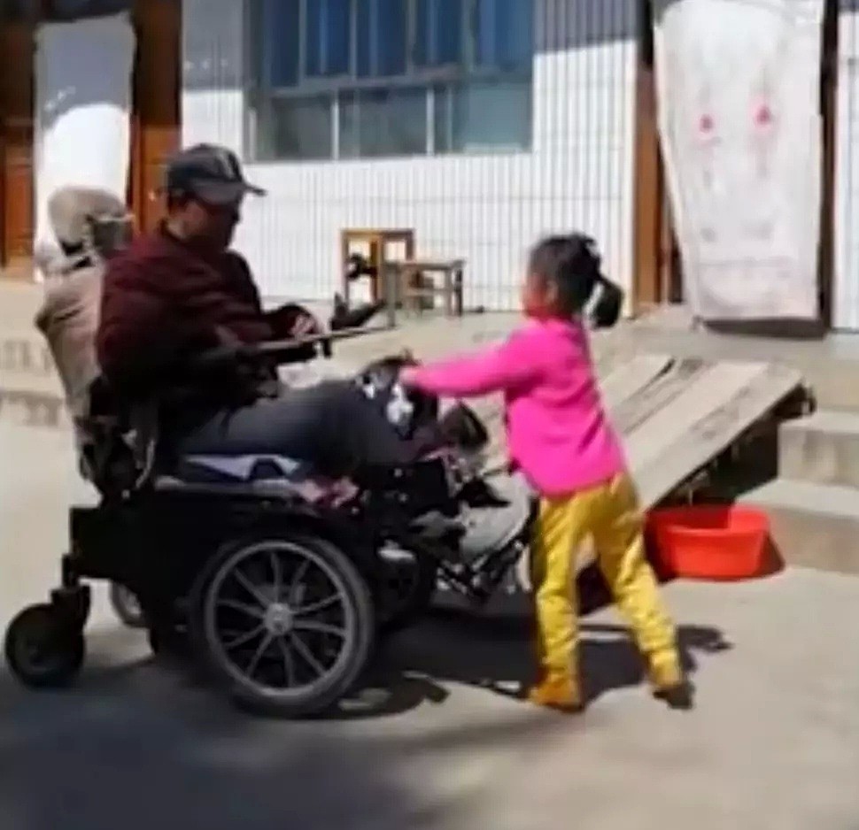 6岁中国女孩牺牲童年独自照顾瘫痪父亲，震惊外国网友却这么看！（图/视频） - 22